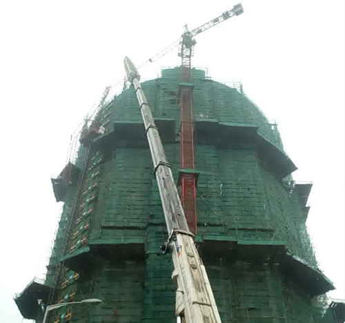 陈巴尔虎吊车在工地上作业